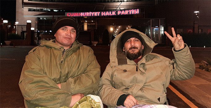 Engelli gençlerden CHP Genel Merkezi önünde açlık grevi