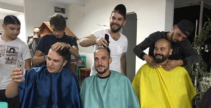 Kanser hastası arkadaşlarına moral vermek için saç kestirdiler