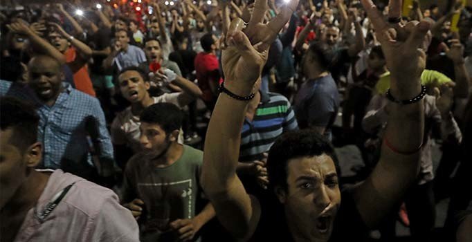 Mısır'da Sisi karşıtı dalga büyüyor: En az 300 kişi gözaltında