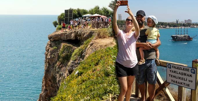 Ölümü hiçe sayarak falezlerde selfie çekindiler