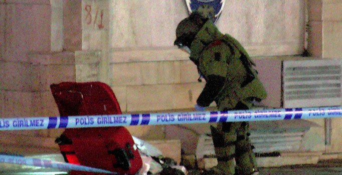 Alkollü kadının polisevi önüne bıraktığı bavul emniyeti harekete geçirdi