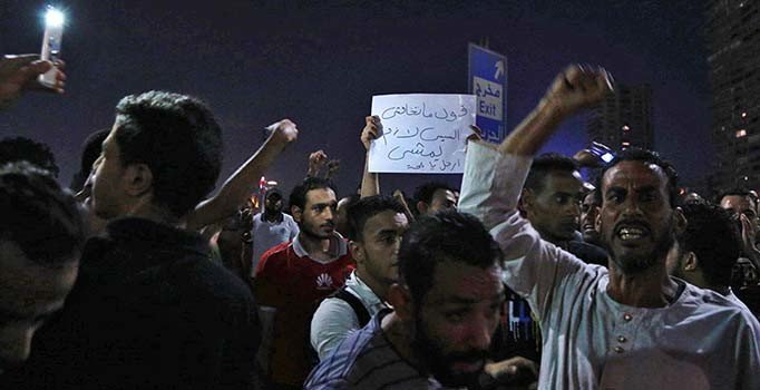 Mısır ordusunda hareketlilik... Sokağa çıkın, sizi koruyacağız