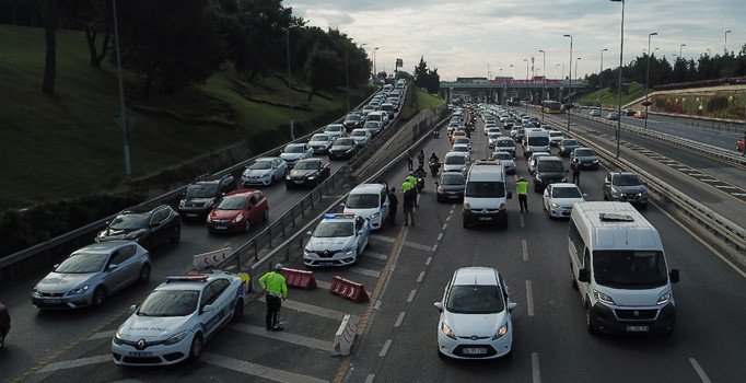 İstanbul'da polisten çakarlı araç denetimi