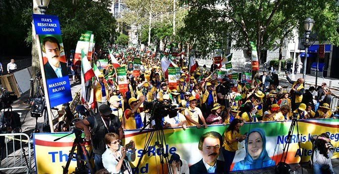 BM binası önünde Ruhani karşıtı protesto