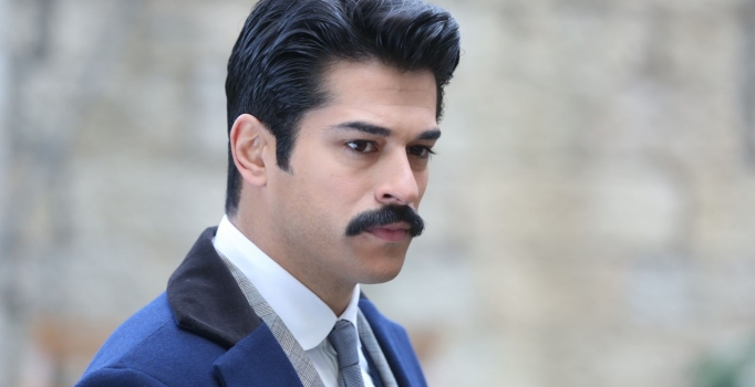 Burak Özçivit'in filminin galasında giydiği ayakkabılar olay oldu