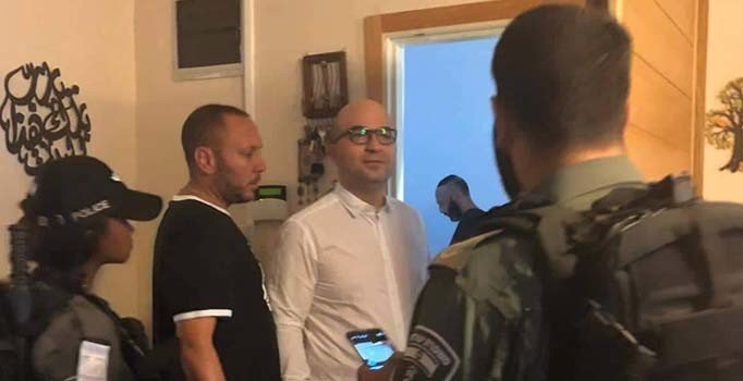 İsrail güçleri, Kudüs Bakanı'nın evini basıp gözaltına aldı