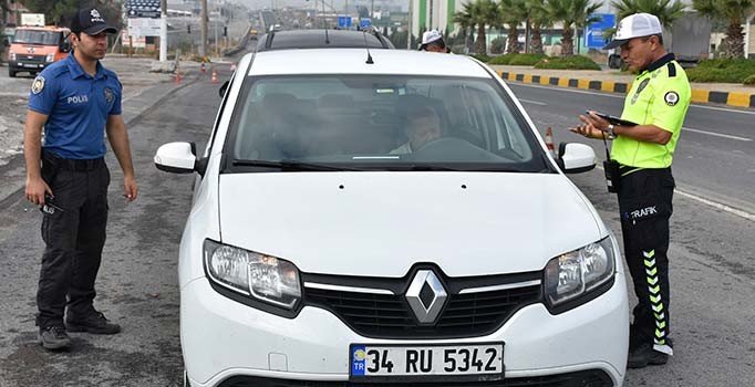 Eş zamanlı 'Dumansız araç' uygulaması başladı... Sigara içen sürücüye 153 lira ceza