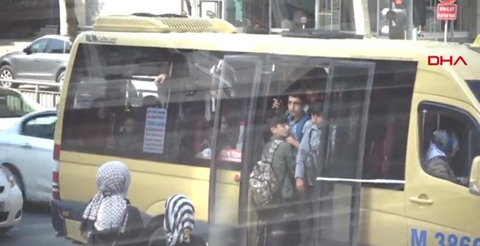 Ölümüne 'balık istifi'... Minibüsten sarkan öğrenciler yürekleri ağza getirdi
