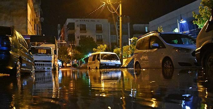 Manisa'yı sağanak vurdu
