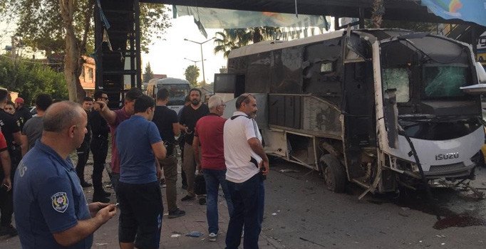 Son dakika! Yüreğir'de çevik kuvvet otobüsüne bombalı saldırı