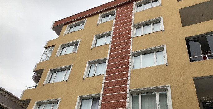 Avcılar’da deprem sonrası bir dairede oluşan çatlaklar korkuttu