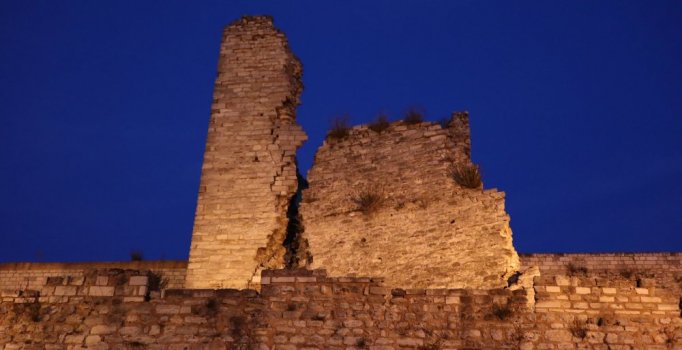 Tarihi İstanbul surları da depremden zarar gördü