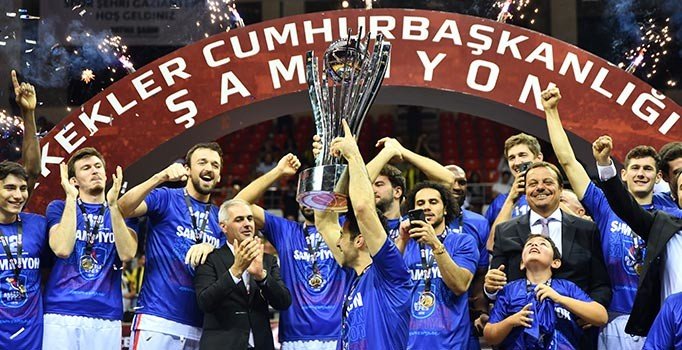 Anadolu Efes kupasını aldı
