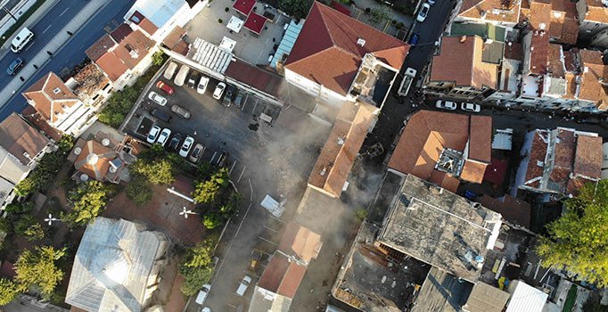 Fatih’te depremde zarar gören 3 metruk binanın yıkımına başlandı