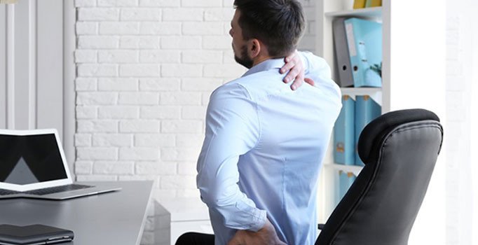 Çalışırken omuzlarınızı geri alıp dik oturun