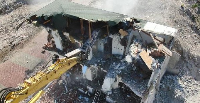 Kağıthane'de riskli bina ekipler tarafından yıkıldı