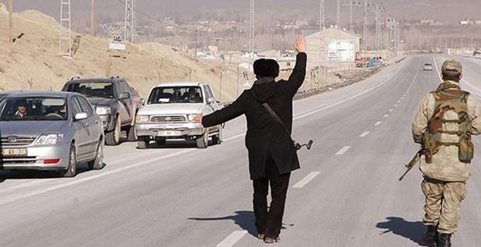 Yüksekova'da aranan PKK'lı yol kontrolünde yakalandı
