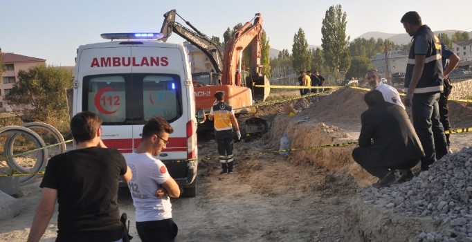 Bulanık’ta ekskavatör ile duvar arasında sıkışan işçi hayatını kaybetti