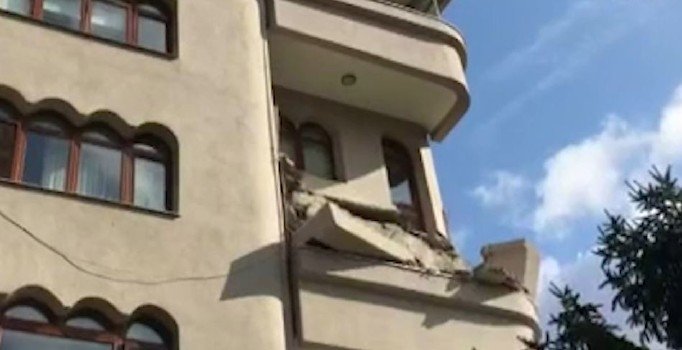 Artçı depremler Şişli'de bir binanın balkonu çökertti