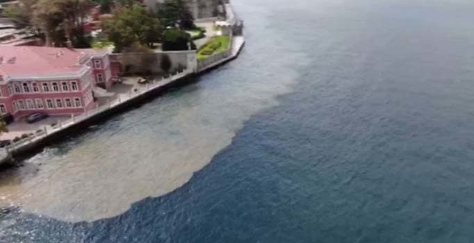 İstanbul Boğazı'nı çamur kapladı