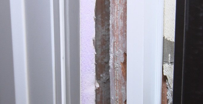 Esenyurt'ta bir binada 20 santime varan çatlaklar oluştu 