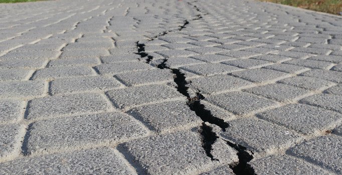 Silivri'de deprem öncesi oluşan çatlakların büyümesi panik yarattı