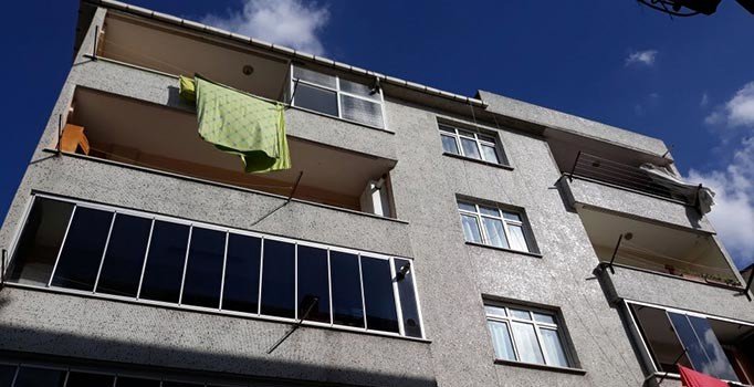 Bağcılar'da bina sakinlerini korkutan çatlak