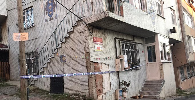 Arnavutköy'de depremden zarar gören 15 bina ve 1 okul mühürlendi