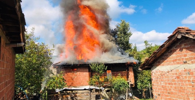 Boyabat’ta yangında bir ev kül oldu
