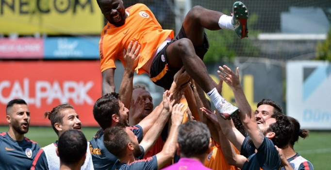 Emmanuel Eboue Galatasaray'dan ayrıldı