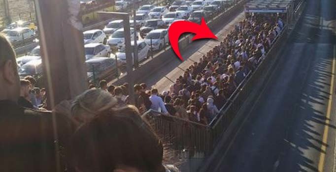 Altunizade metrobüs durağında insan seli