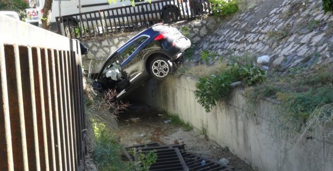 Sınıf öğretmeni vitesleri karıştırdı, ciple dere kanalına uçtu