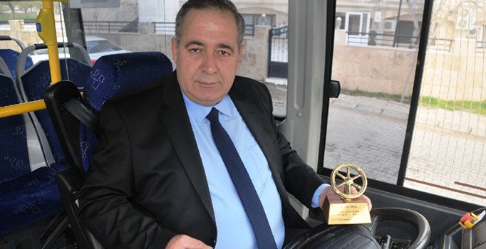 Aracında unutulan paranın sahibini bulmak için günlerce uğraştı