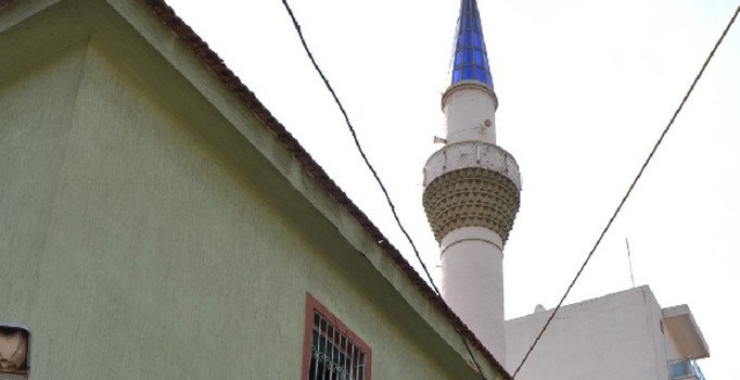 Salihli'de kubbesinde çatlaklar oluşan camiye yıkım kararı