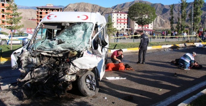 Büyükbaş yüklü kamyon öğrenci servisine çarptı: 3 yaralı