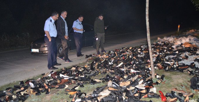 Yol kenarına atılmış yüzlerce ayakkabı polisi alarma geçirdi