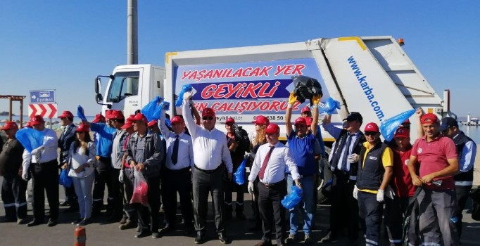 Tatilcilerin bıraktığı çöpleri Belediye Başkanı topladı