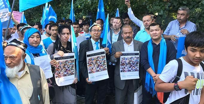 Çin Konsolosluğu'nda Doğu Türkistan protestosu