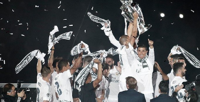 Real Madrid Şampiyonlar Ligi şampiyonluğu sevincini taraftarıyla paylaştı