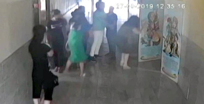 Velinin kadın öğretmene saldırdığı anlar kamerada