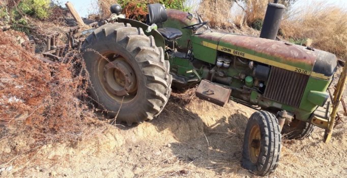 Bakımını yaptığı traktörün altında kalıp öldü