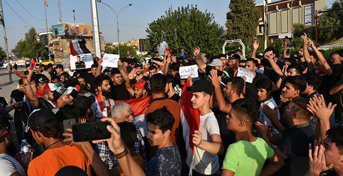 Irak'ta göstericiler bazı hükümet binalarını ateşe verdi