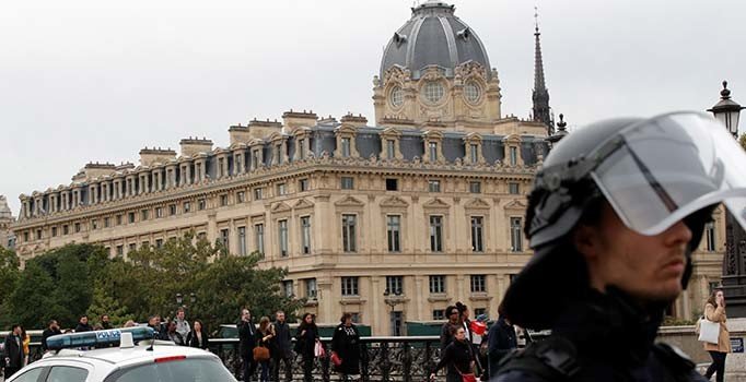 Paris Emniyet Müdürlüğü'ne bıçaklı saldırı: 4 polis hayatını kaybetti