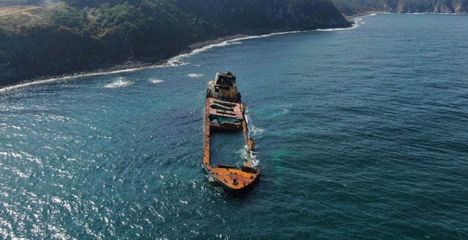Şile'de karaya oturan gemi her geçen gün batıyor