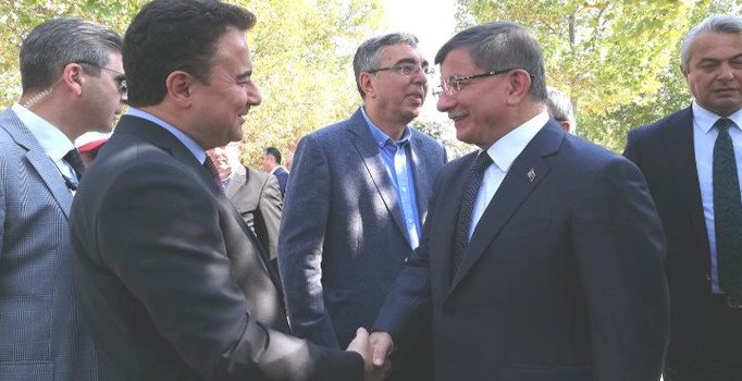 Ahmet Davutoğlu ve Ali Babacan cenaze töreninde bir araya geldi