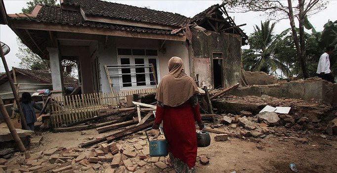 Endonezya'daki 6,8'lik depremin ardından ölü sayısı artıyor