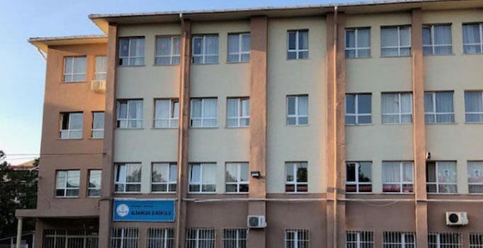 Avcılar'da binaları riskli bulunan 2 okul yarın tatil edildi