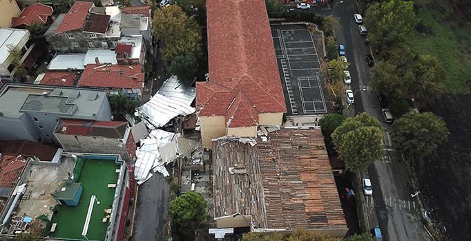 Maltepe'de okul çatısı uçtu, kopan parçalar araçların üzerine düştü