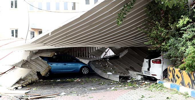 İstanbul'un bir günlük 'fırtına' bilançosu: 18 evin çatısı uçtu, 32 ağaç devrildi