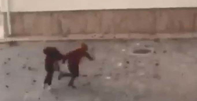 Okul çatısından uçan kiremitler öğrencilerin üzerine düştü